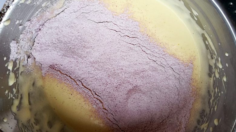 蛋糕甜甜圈,把过筛好的粉类加入打发好的全蛋液中。