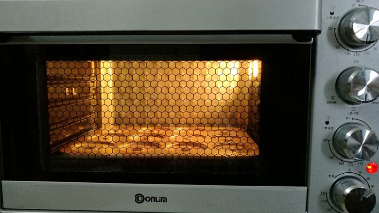 蛋糕甜甜圈,放入提前预热好的烤箱150度，烘烤15分钟。
