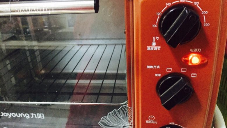 简单快速方便易做的水果披萨🍕,烤箱上下火180度预热5分钟。
