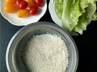 米饼沙拉,备好食材：大米，圣女果，生菜；