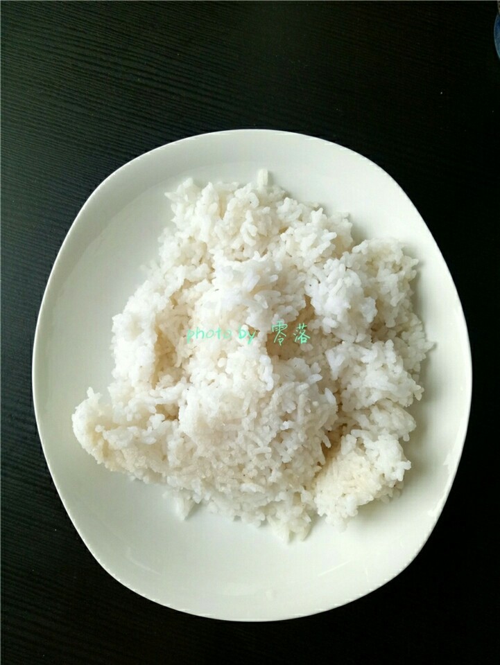米饼沙拉,煮好的米饭盛出，晾至不烫手；