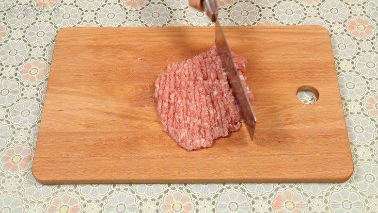 豆腐丸子汤,猪上肉去皮，清洗干净，然后把猪肉切片，剁成肉末。