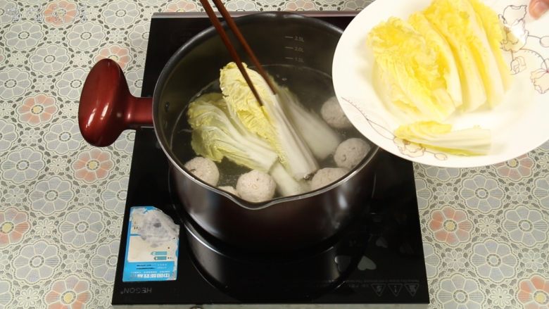 豆腐丸子汤,煮到丸子浮起在水面时，加入娃娃菜。