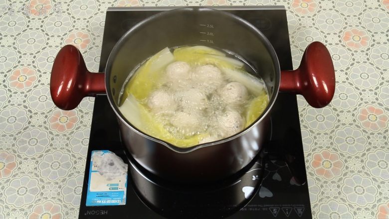 豆腐丸子汤,中途要用勺子轻轻翻动下，避免动作太大，豆腐丸子散开，然后继续中火煮至娃娃菜熟了即可。