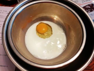 原味Q弹麻薯包,我是小懒，牛奶冰箱拿出来的，所以盆下加了一盆热水把牛奶强制回温40度左右，加入鸡蛋打匀，重点鸡蛋不要超过55g，如果实在太大，牛奶少点也是可以的