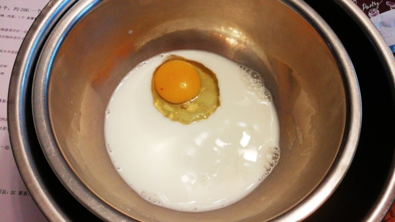 原味Q弹麻薯包,我是小懒，牛奶冰箱拿出来的，所以盆下加了一盆热水把牛奶强制回温40度左右，加入鸡蛋打匀，重点鸡蛋不要超过55g，如果实在太大，牛奶少点也是可以的