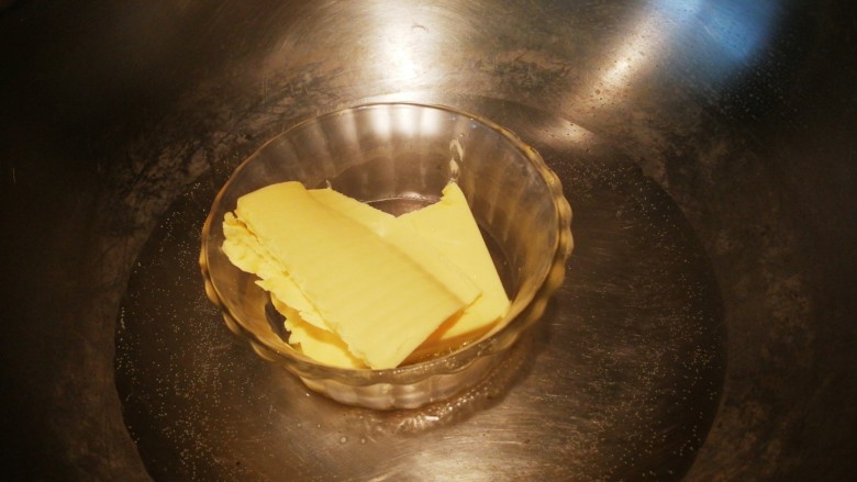 原味Q弹麻薯包,黄油隔水入锅，烧水等待黄油化开