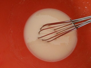 轻盈绵柔的戚风蛋糕,制作蛋黄糊
1.打蛋盆内加入牛奶和细砂糖，搅拌至糖溶解。