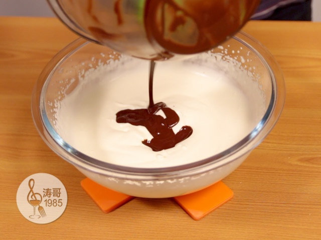 巧克力慕斯，十几分钟就可以轻松搞定,14、接下来把之前融化好的巧克力倒进奶油里