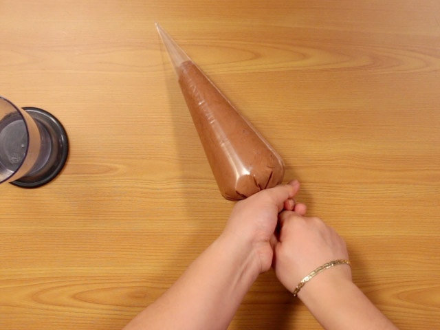 巧克力慕斯，十几分钟就可以轻松搞定,17、把它装进一次性裱花袋里然后在桌子上压一压，压出多余的气泡后收口，之后就可以挤进杯子里了