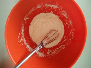 轻盈绵柔的戚风蛋糕,4.用蛋抽按压轻拌几下，直到看不到干面粉就行。