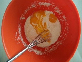 轻盈绵柔的戚风蛋糕,5.分次加入蛋黄，用蛋抽以左右和按压的方法搅拌均匀。
