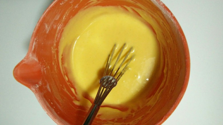 轻盈绵柔的戚风蛋糕,6.搅拌好的蛋黄糊呈浓稠细腻的状态。
