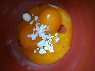 蛋黄溶豆（宝宝的小零食）,蛋黄加入糖粉拌匀