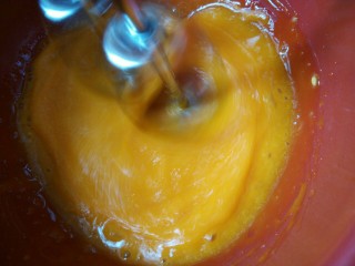 蛋黄溶豆（宝宝的小零食）,中速打发