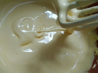 蛋黄溶豆（宝宝的小零食）,打发至滴落下来花纹不轻易消失的状态