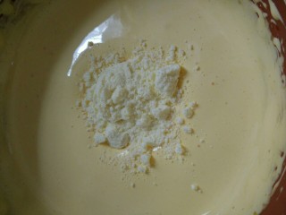 蛋黄溶豆（宝宝的小零食）,加入奶粉翻拌均匀，一定要翻拌，要不然会消泡