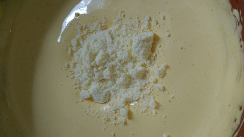 蛋黄溶豆（宝宝的小零食）,加入奶粉翻拌均匀，一定要翻拌，要不然会消泡