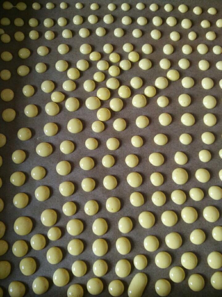 蛋黄溶豆（宝宝的小零食）,一次性裱花袋剪一个小口，必须小点的口啊，然后挤到铺了油纸的烤盘里，挤到一半的时候预热烤箱