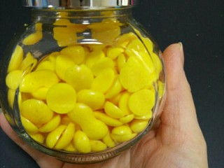 蛋黄溶豆（宝宝的小零食）,晾凉后马上装入密封的罐子里