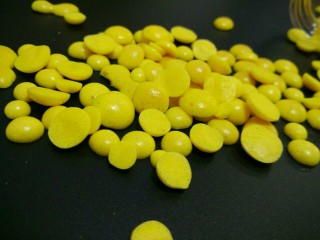 蛋黄溶豆（宝宝的小零食）,金黄色的溶豆是不是很漂亮？因为是纯蛋黄做的，味道很香，入口即化