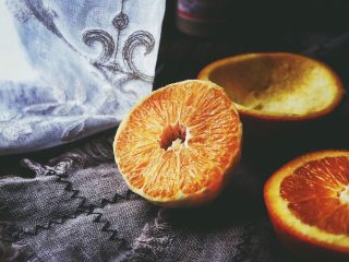 春日香橙萝卜沙拉 健康低卡,挖好的橙子如图，剥掉橙皮