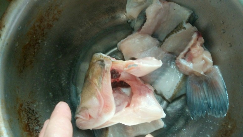 边角料美味鲈鱼汤,鱼洗干净，没有料酒了，用白酒，盐，腌鱼把他们抓匀