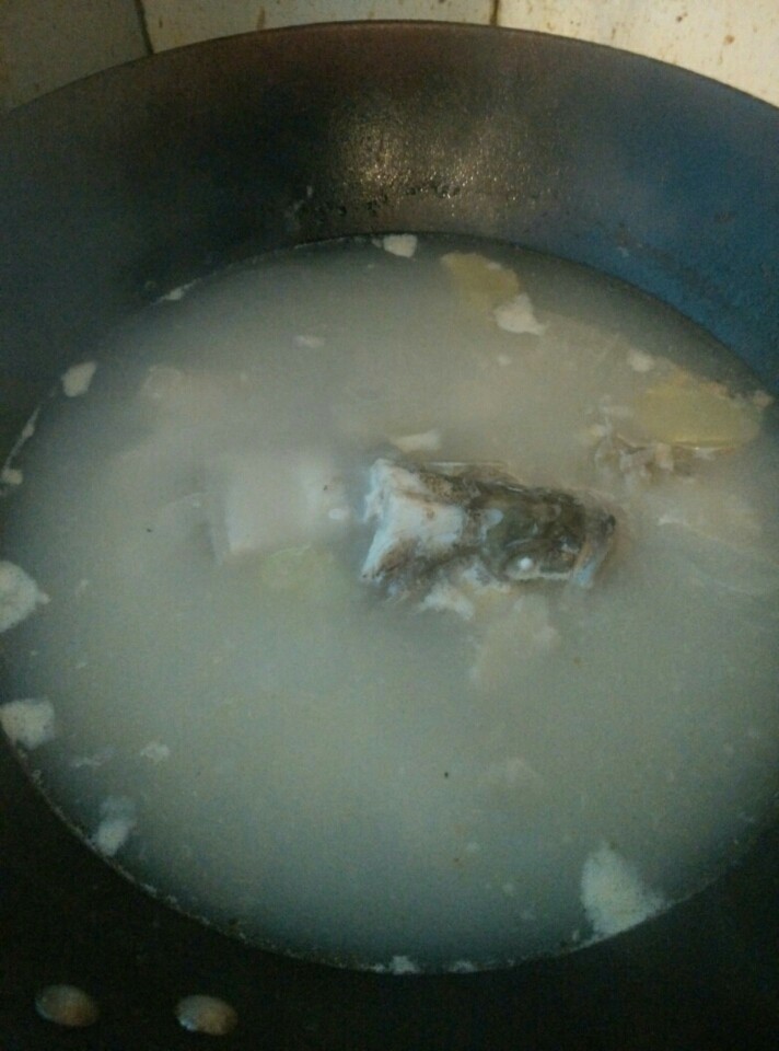 边角料美味鲈鱼汤,小火多顿一会，煮成一碗的汤
