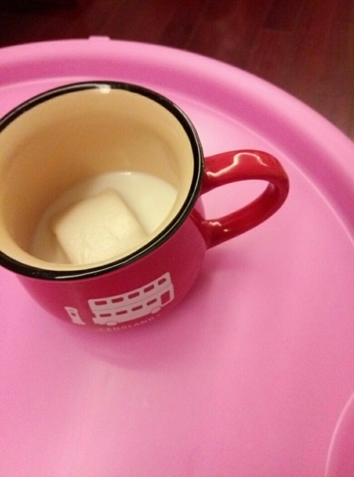 牛奶酱，占苹果。,把<a style='color:red;display:inline-block;' href='/shicai/ 579'>面包</a>切半，放在热牛奶中。
