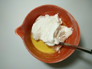 轻盈绵柔的戚风蛋糕,13.将1/3的蛋白霜加入到蛋黄糊中。