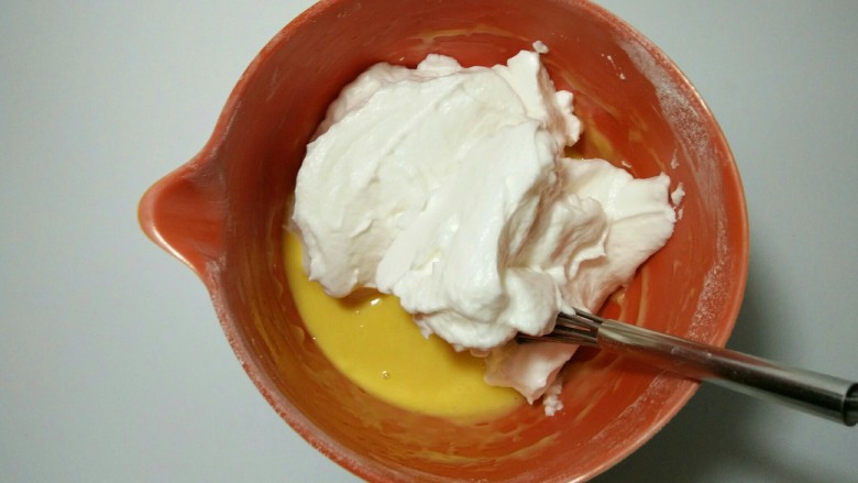 轻盈绵柔的戚风蛋糕,13.将1/3的蛋白霜加入到蛋黄糊中。