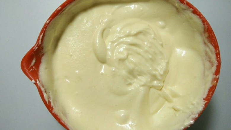 轻盈绵柔的戚风蛋糕,15.将拌好的蛋黄糊倒回蛋白霜盆中，继续翻拌。