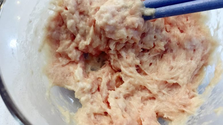 宝宝辅食：自制宝宝午餐肉-10+ ,用筷子顺时针充分搅拌均匀，多加搅拌哈，上图就是最终的肉泥状态，提起筷子不易掉落的哈。