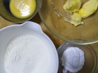 猫爪饼干,准备好面粉、糖粉、黄油和蛋液。