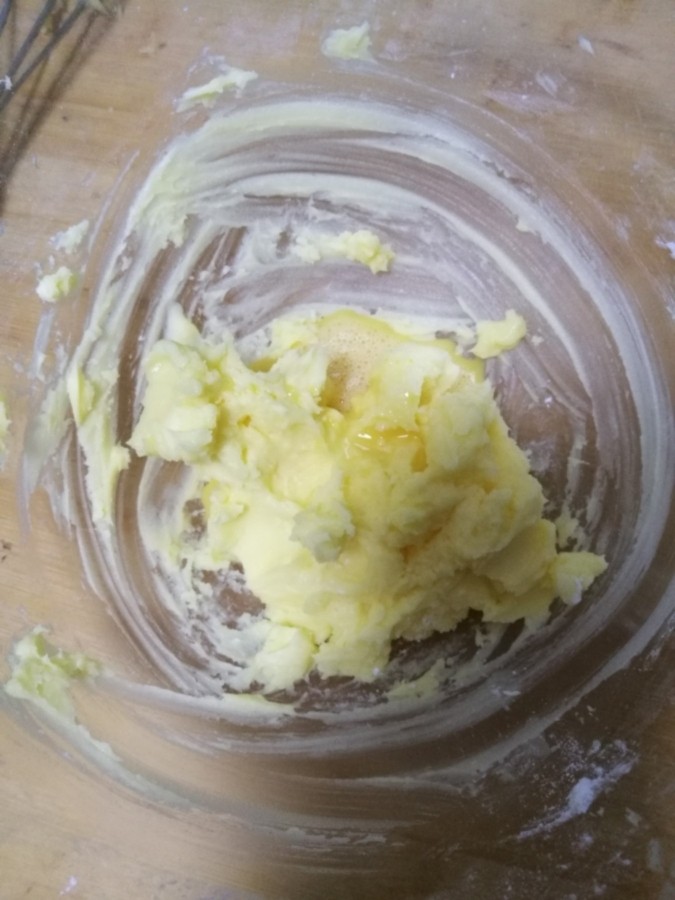 猫爪饼干,然后分次将蛋液加入到2步骤中，拌匀。