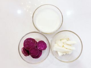 宝宝辅食：紫薯山药泥-8M+ ,准备好所有食材，将紫薯洗净去皮切片，山药去皮洗净，切成小段。
》清洗山药和削皮的时候一定戴上一次性手套哦，不然容易皮肤过敏，就嗨了