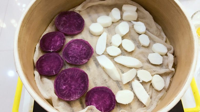 宝宝辅食：紫薯山药泥-8M+ ,放入蒸锅，大火蒸熟，小芽蒸了大概15-20分钟，大家根据自己切的大小和火力调整时间哈。
