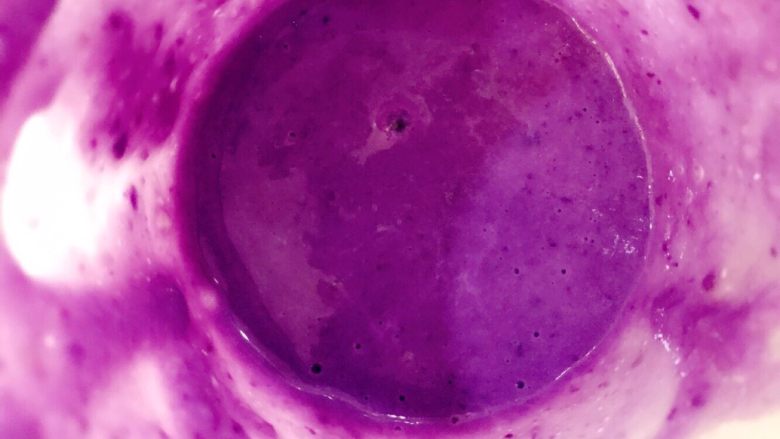 宝宝辅食：紫薯山药泥-8M+ ,蒸熟后，把紫薯和山药倒入料理机中，把奶/温水也倒入，用料理棒反复搅打成泥。搅打过程中如果觉得太稠，还可以加点温水调稀。