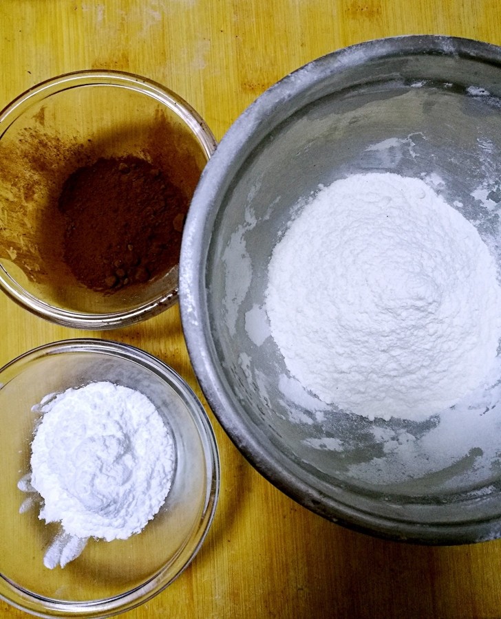 猫爪饼干,开始准备巧克力面团，将低粉、巧克力粉、黄油和蛋液准备好。