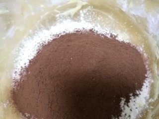 猫爪饼干,然后筛入低粉和巧克粉。