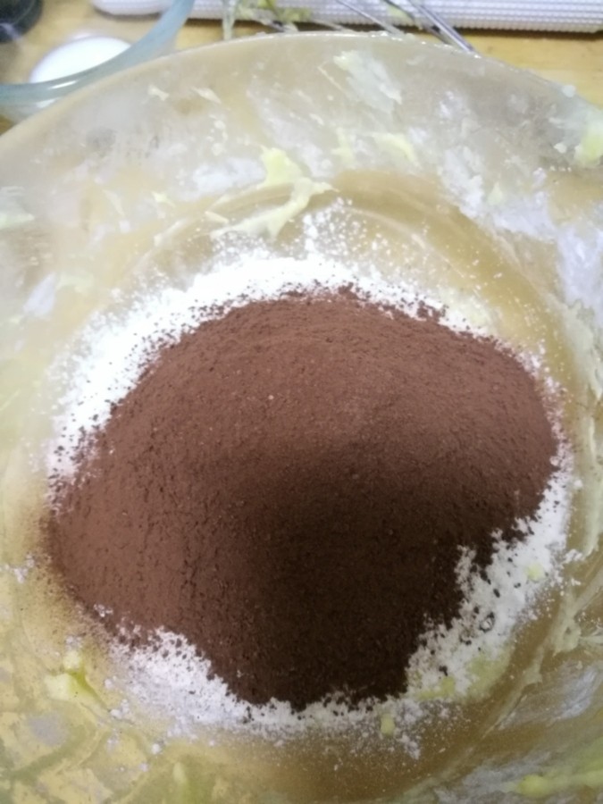 猫爪饼干,然后筛入低粉和巧克粉。