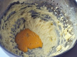 橙香磅蛋糕, 鸡蛋液少量多次地加入到黄油中打发，每次都要混合均匀再放蛋液。