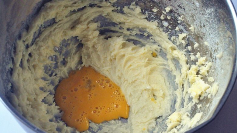 橙香磅蛋糕, <a style='color:red;display:inline-block;' href='/shicai/ 9'>鸡蛋</a>液少量多次地加入到黄油中打发，每次都要混合均匀再放蛋液。