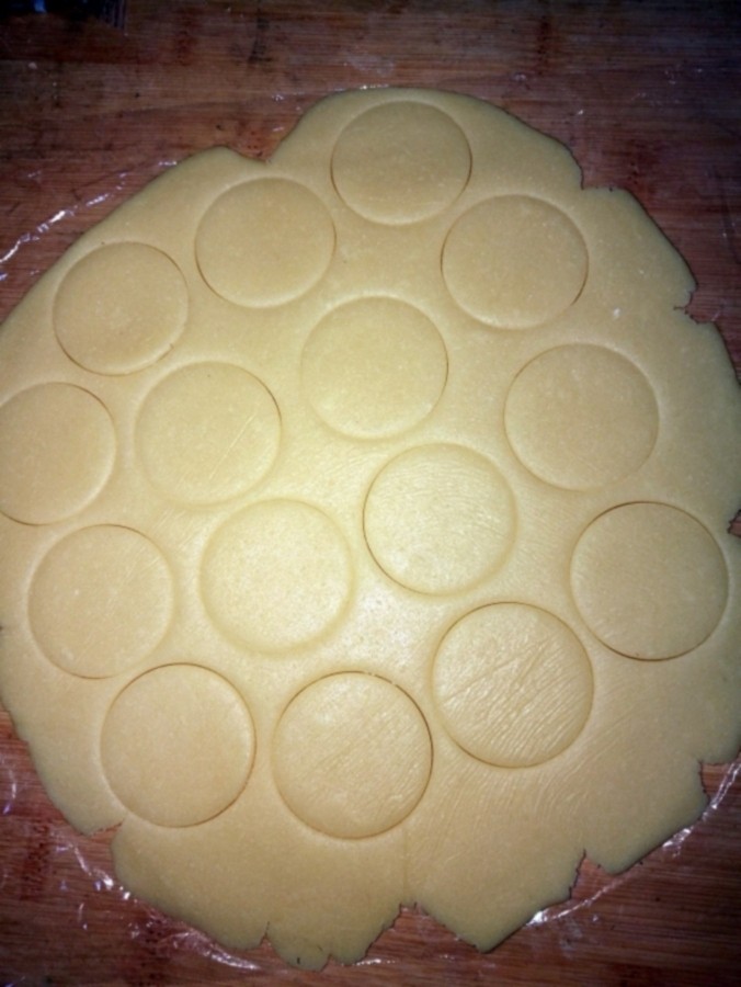 猫爪饼干,用圆形切模切出大圆圈。