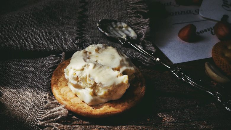 快手十分钟的 冰淇淋夹心饼干,挖一小勺冰淇淋放在饼干上