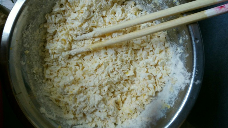 玉米煎饼,用筷子把面粉和玉米榨拌匀