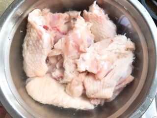 媲美KFC的 炸鸡翅,鸡翅划几刀用清水浸泡20分钟去血水，之后反复冲洗