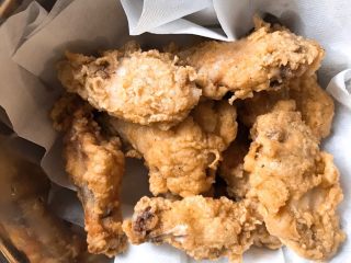媲美KFC的 炸鸡翅,炸至金黄捞出放凉再复炸一次会变的酥脆。