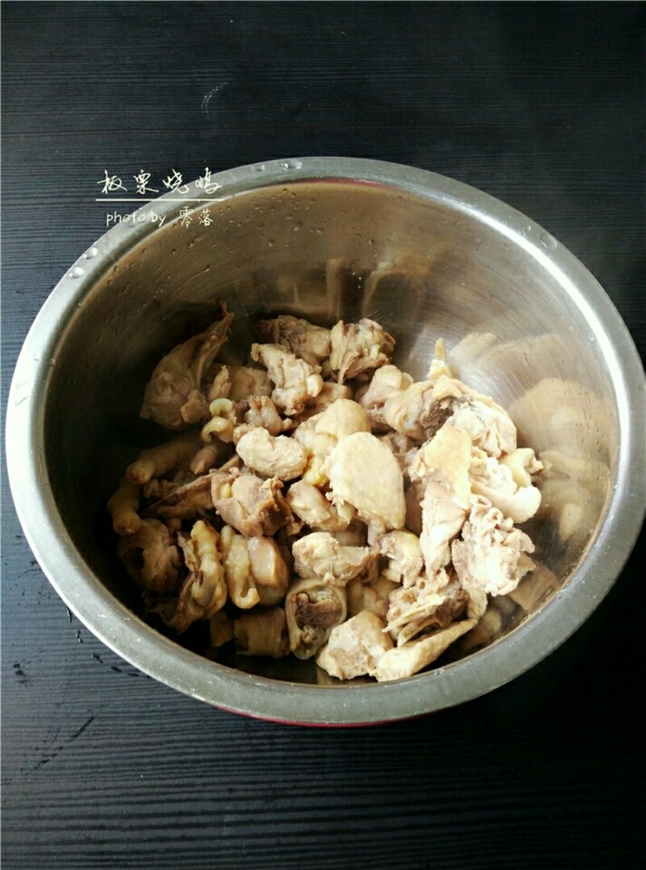板栗烧鸡,焯水后的鸡肉，捞出，用流动清水冲洗干净；