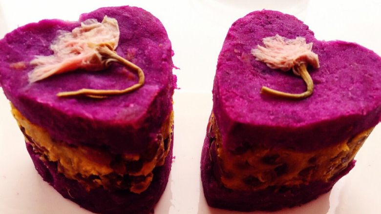 紫薯红豆糕-减脂餐5/28…,把红豆和红薯泥搅拌均匀，拿出心型模具，做两块心形紫薯泥和一块心形红豆红薯泥。